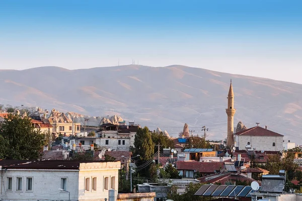 September 2017, Goreme, Turkije: Uitzicht op de stad van Goreme met huizen van hotels en moskeeën. Een populaire plek voor toeristen om te blijven — Stockfoto