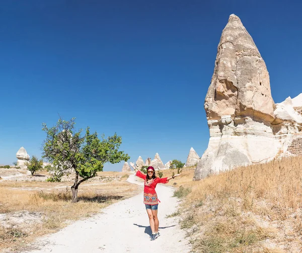 Szczęśliwy młody turysta wschodniej dziewczyna azjatyckich w tradycyjne stroje podróży wśród cappadocia krajobraz i Jaskinia miast na lato — Zdjęcie stockowe