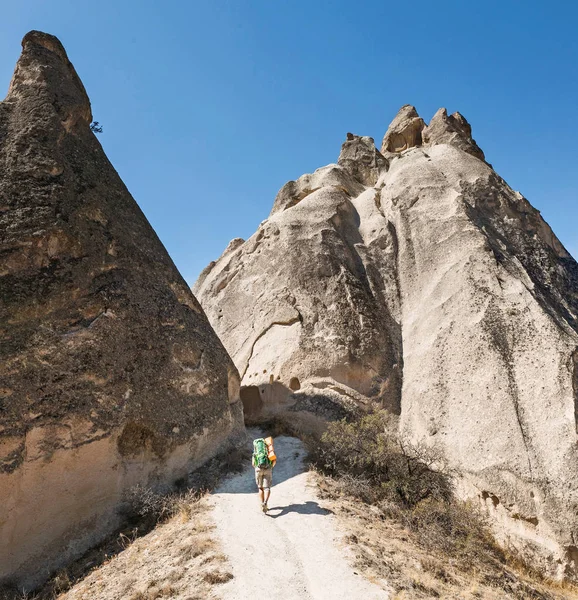 Yürüyerek yol mağaralar ve Kapadokya tüf kayaların arasında Türkiye'deki tarihi ve doğa cazibe turist — Stok fotoğraf