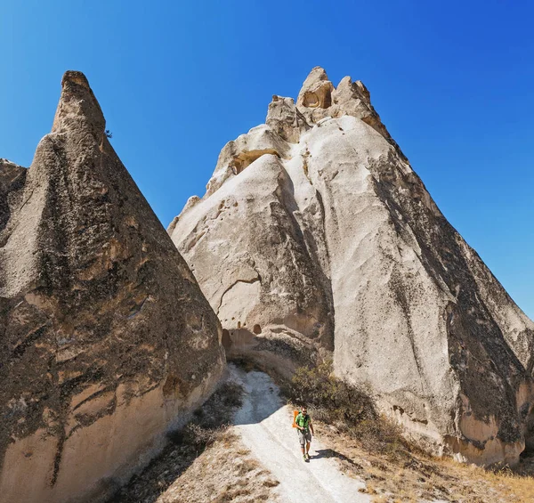 Yürüyerek yol mağaralar ve Kapadokya tüf kayaların arasında Türkiye'deki tarihi ve doğa cazibe turist — Stok fotoğraf