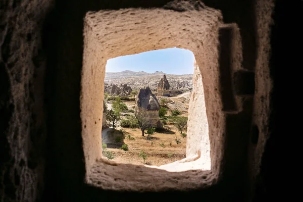 Вид из окна пещеры на пейзаж Каппадокии — стоковое фото