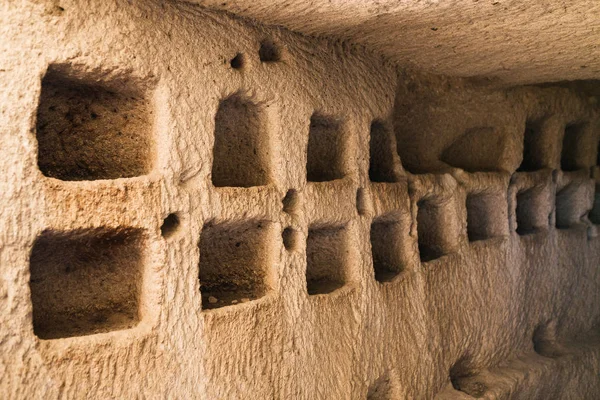 Inside gammal grotta bostäder med duvslag i Kappadokien — Stockfoto