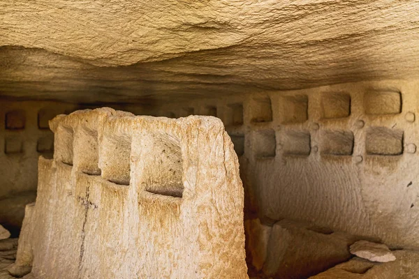 Внутри древних пещерных жилищ с голубями в Каппадокии — стоковое фото