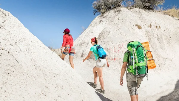 Grupo de turistas con mochila caminando por el sendero en el parque nacional Goreme en Capadocia, Turquía — Foto de Stock