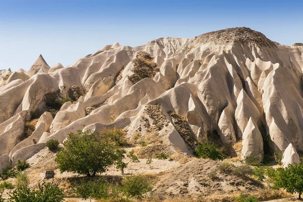 Ondas de tufos vulcânicos congelados e paisagem cênica do Vale das Rosas na Capadócia, parque nacional Goreme, Turquia . — Fotografia de Stock