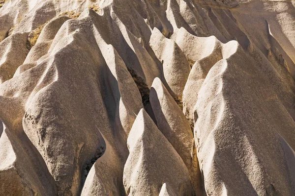 Gefrorene vulkanische Tuffwellen und malerische Landschaft des Rosentals in Kappadokien, Nationalpark Goreme, Türkei. — Stockfoto