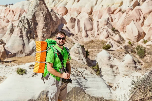 Un joven viajero al aire libre observando los increíbles paisajes desiertos del Parque Nacional Goreme en Capadocia — Foto de Stock