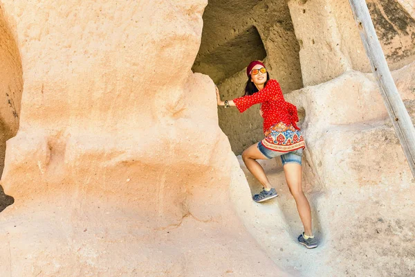 에 걷는 배낭 여행자 여자 동굴 지 하 도시 카파도키아, 터키. 고고학과 관광 대상의 개념 — 스톡 사진