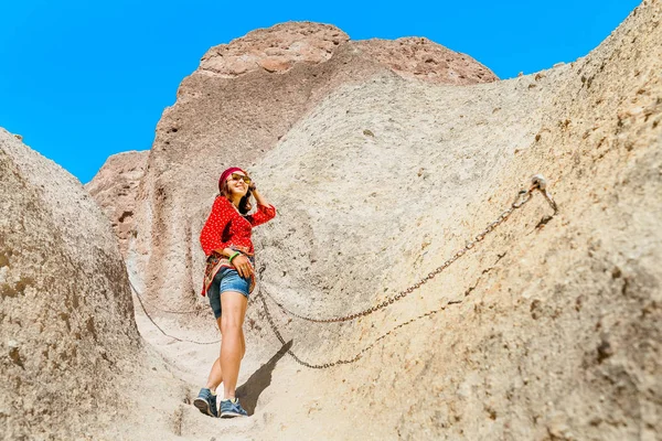 Mujer asiática viajera en el desierto de Oriente Medio en vestido nacional con un turbante, subiendo las escaleras — Foto de Stock