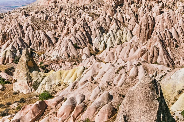 Paisaje de rosa o valle rojo en Capadocia, Turquía. Fondo escénico con colinas rocosas de arenisca y toba. Concepto geológico y turístico — Foto de Stock