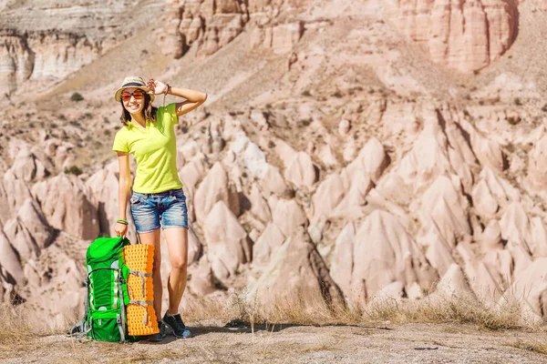 Joven mujer turista activa feliz con viaje en mochila y trekking en los cañones y valles desiertos de Capadocia, Turquía . — Foto de Stock