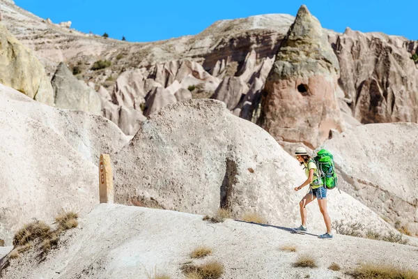 Genç mutlu etkin turist kadın sırt çantası seyahat ve ıssız Kapadokya kanyonlar ve vadiler, Türkiye trekking. — Stok fotoğraf