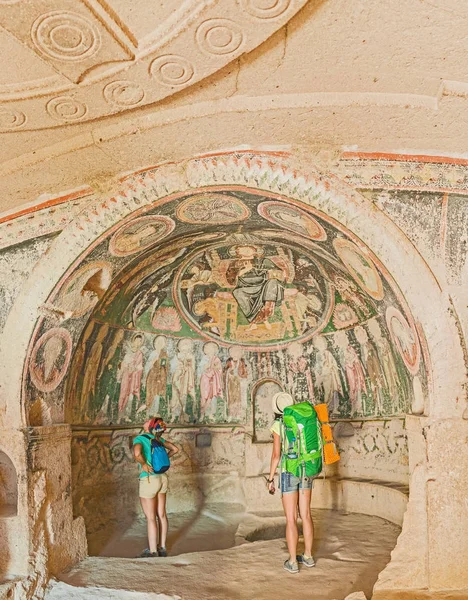 Amigos activos viajeros explorando frescos y pinturas de la antigua Iglesia Cruzada en Capadocia — Foto de Stock