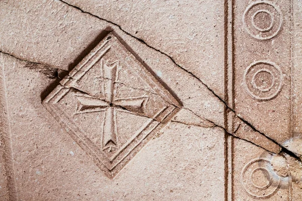 Croix chrétienne orthodoxe sculptée dans le mur avec fissure à l'intérieur de l'église de la grotte en Cappadoce, Turquie — Photo