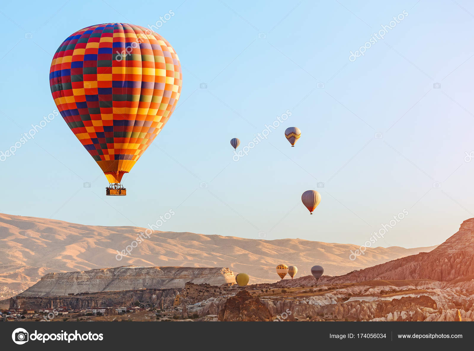Färgglad luftballong flyger över rock landskap vid ...