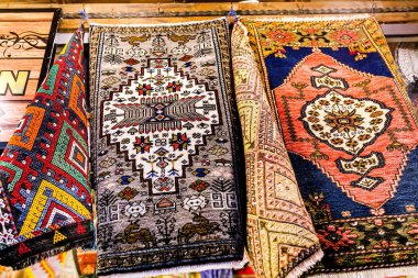 Birçok farklı renkli halı ve kilim oryantal pazarında Satılık