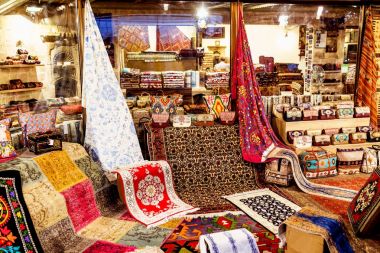 Birçok farklı renkli halı ve kilim oryantal pazarında Satılık