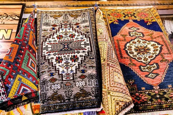 Много различных красочных ковров и ковров для продажи на восточном рынке — стоковое фото
