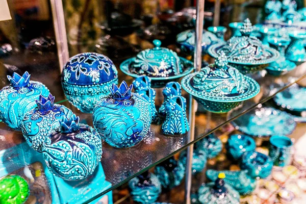 Голубая турецкая керамика сувенир на продажу в магазине — стоковое фото
