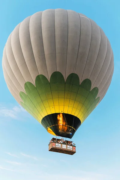 СЕНТЯБРЬ 2017, ГОРЕМЕ, Каппадокия, ТУРКИ: Тысячи туристов смотрят на воздушный шар, летящий над скальной местностью — стоковое фото