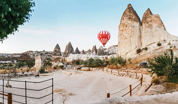 SEPTEMBER 2017, GOREME, TURKEY, Hot air balloon flying over horse corral in Cappadocia — Stock Photo, Image