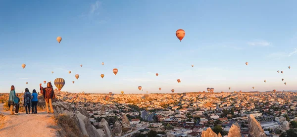 September 2017, Goreme, Kappadokien, Türkei: Tausende Touristen beobachten Heißluftballonflug über Felslandschaft — Stockfoto