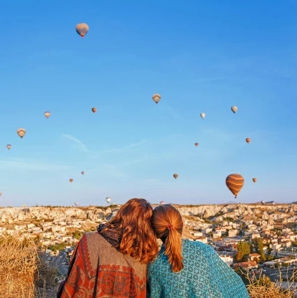 Paar von Freunden Reisende genießen Talblick mit wunderschönen Ballons Flug über Kappadokien Tal in der Türkei — Stockfoto