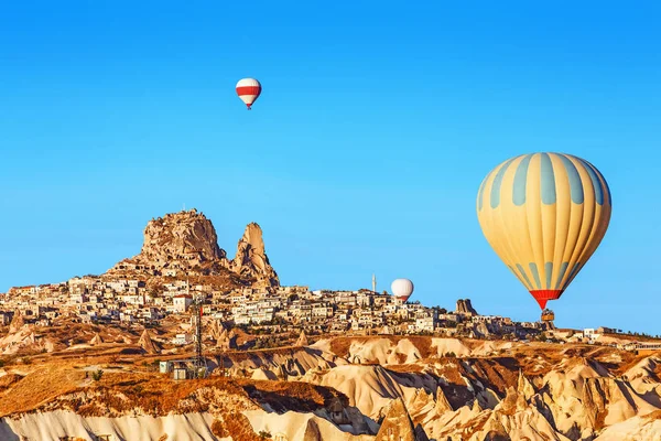 Kleurrijke hete lucht ballonnen vliegen op Uchisar kasteel in oude stad van Cappadocië, Turkije — Stockfoto