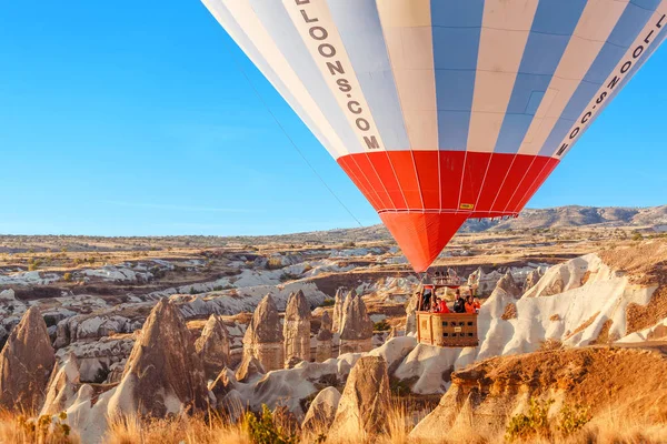 Září 2017, Goreme, Kappadokie, Turecko: horkovzdušný balón s turisty v koši létání nad skalní krajiny v Kappadokii Turecko — Stock fotografie