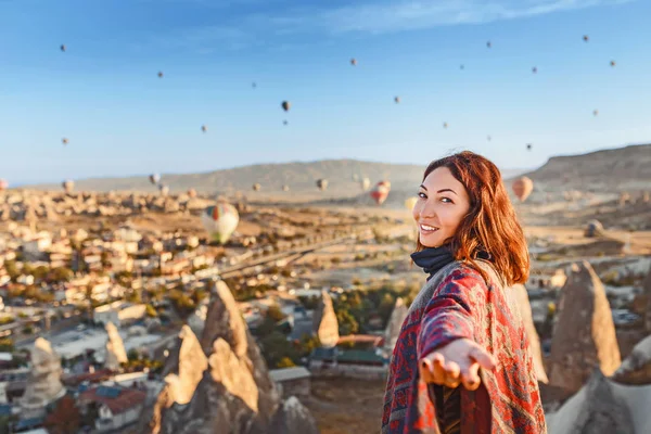 Mujer observando globos de aire caliente coloridos volando sobre el valle en Capadocia. Sígueme y viaja en Turquía concepto — Foto de Stock