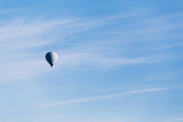 El globo aerostático sobre el fondo azul del cielo —  Fotos de Stock