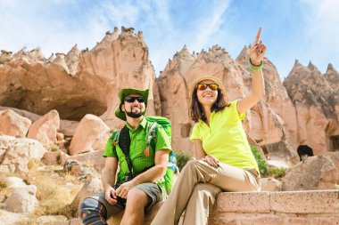Çok kültürlü arkadaşlar seyahat ve sahip eğlenceli Kapadokya eski antik Zelve kasabada