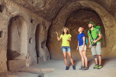 Kapadokya Zelve şehrin antik mağaralar kılavuzda ile turistlerin ilgi Tarih ve Arkeoloji seyahat