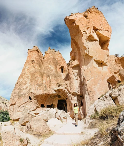 Туристический путешественник в Zelve пещерный город в Каппадокии — стоковое фото