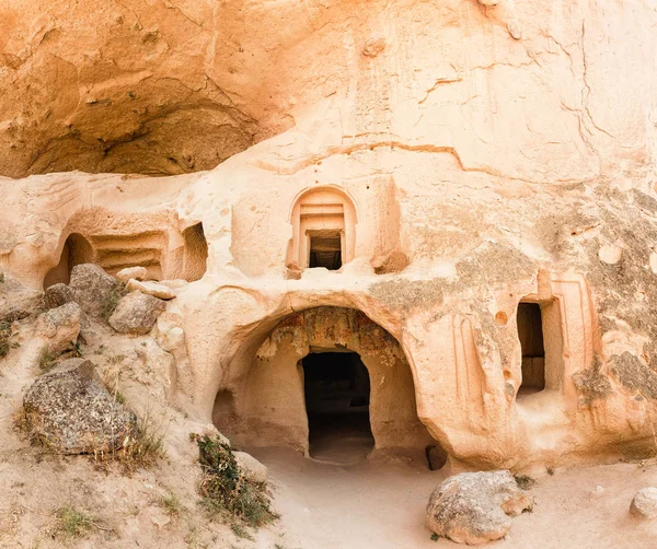Ciudad de las Cuevas y formaciones rocosas en Zelve Valley, Capadocia, Turquía — Foto de Stock