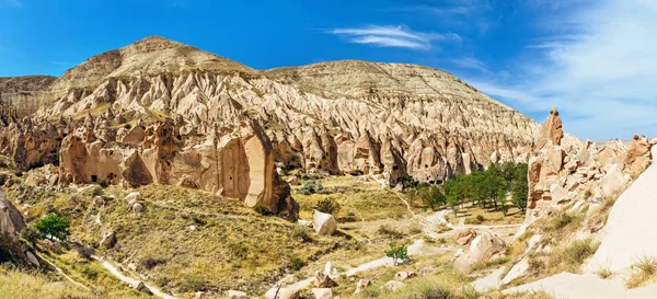 Ciudad de las Cuevas y formaciones rocosas en Zelve Valley, Capadocia, Turquía — Foto de Stock