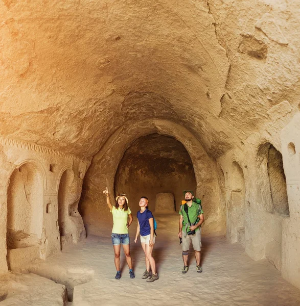 역사와 고고학에 관심이 있는 관광객 Zelve 도시, 카파도키아, 터키의 고 대 동굴에 가이드와 함께 여행 — 스톡 사진