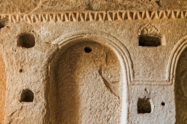 CAPPADOCIA, TURQUÍA - SEPTIEMBRE 2017: Cueva interior de la Iglesia en Zelve museo al aire libre — Foto de Stock