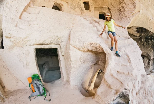 Viajes turísticos en la antigua ciudad cueva de Capadocia, Turquía — Foto de Stock