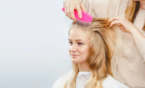 Kuaför saç fırçası sarışın kız istemci saç Kuaför salon ile penye — Stok fotoğraf