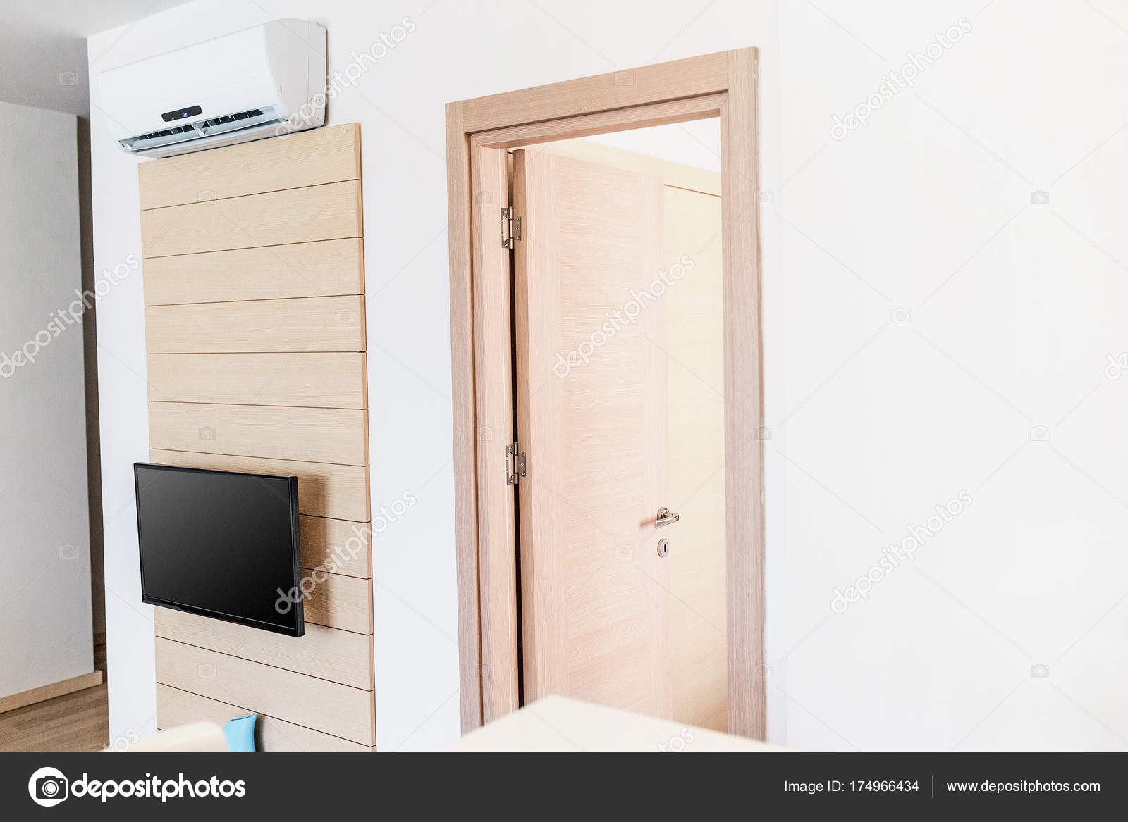 belle chambre blanche en hôtel avec air conditionné et tv. Concept d ... belle chambre blanche en hôtel avec air conditionné et tv. Concept d ...