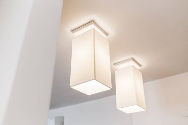 Tavan Lambası beyaz arka plan, otel odasında