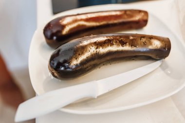 Mutfakta bir plaka üzerinde bir bıçakla patlıcan