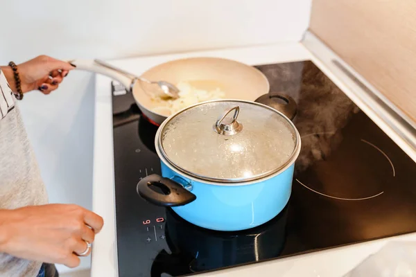 Сковорода и кастрюля на индукционной плите, концепция приготовления ужина — стоковое фото