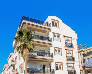 Sıcak iklim düşük katlı binada. Bir tesisi alanı deniz kenarında bir otel konsepti gayrimenkul