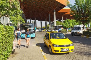 Eylül 2017, Antalya, Turkey: Meşgul otobüs durağında resort Antalya şehir taksi, otomobil ile yolcu