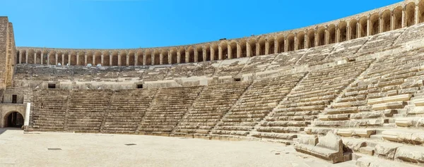 アンタルヤ近くアスペンドスの古代ローマの円形劇場。歴史的、文化的な目的地のコンセプトのトルコ旅行します。 — ストック写真