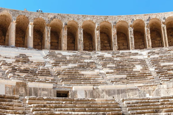 アンタルヤ近くアスペンドスの古代ローマの円形劇場。歴史的、文化的な目的地のコンセプトのトルコ旅行します。 — ストック写真