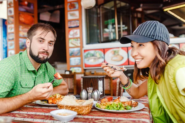 Mężczyzna i kobieta turystów jeść w restauracji tureckiej kuchni i spróbować kebaby — Zdjęcie stockowe