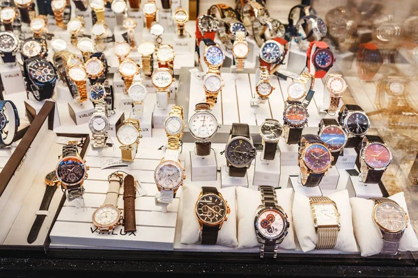 Вересень 2017, Стамбул, Туреччина: Розкішний годинник на продаж в Гранд базар — стокове фото